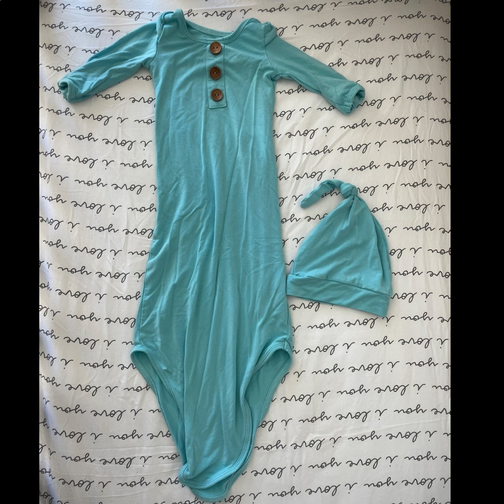 Caden Lane Bamboo Knot Gown & Hat